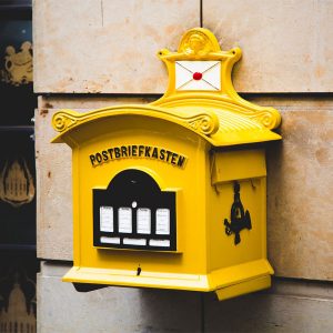schöner alter gelber Briefkasten